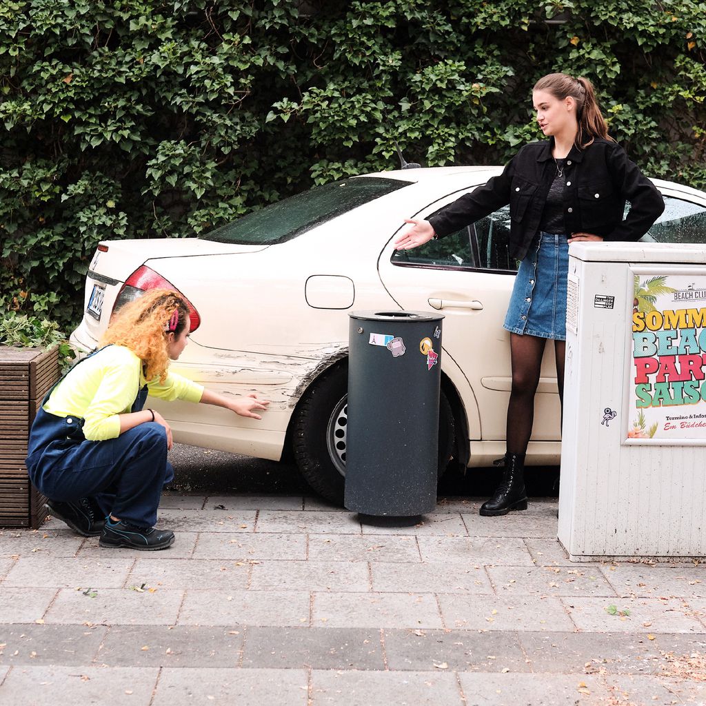 Nika (Isabelle Geiss) und Leni (Josephine Becker) in einer "Unter uns"-Szene