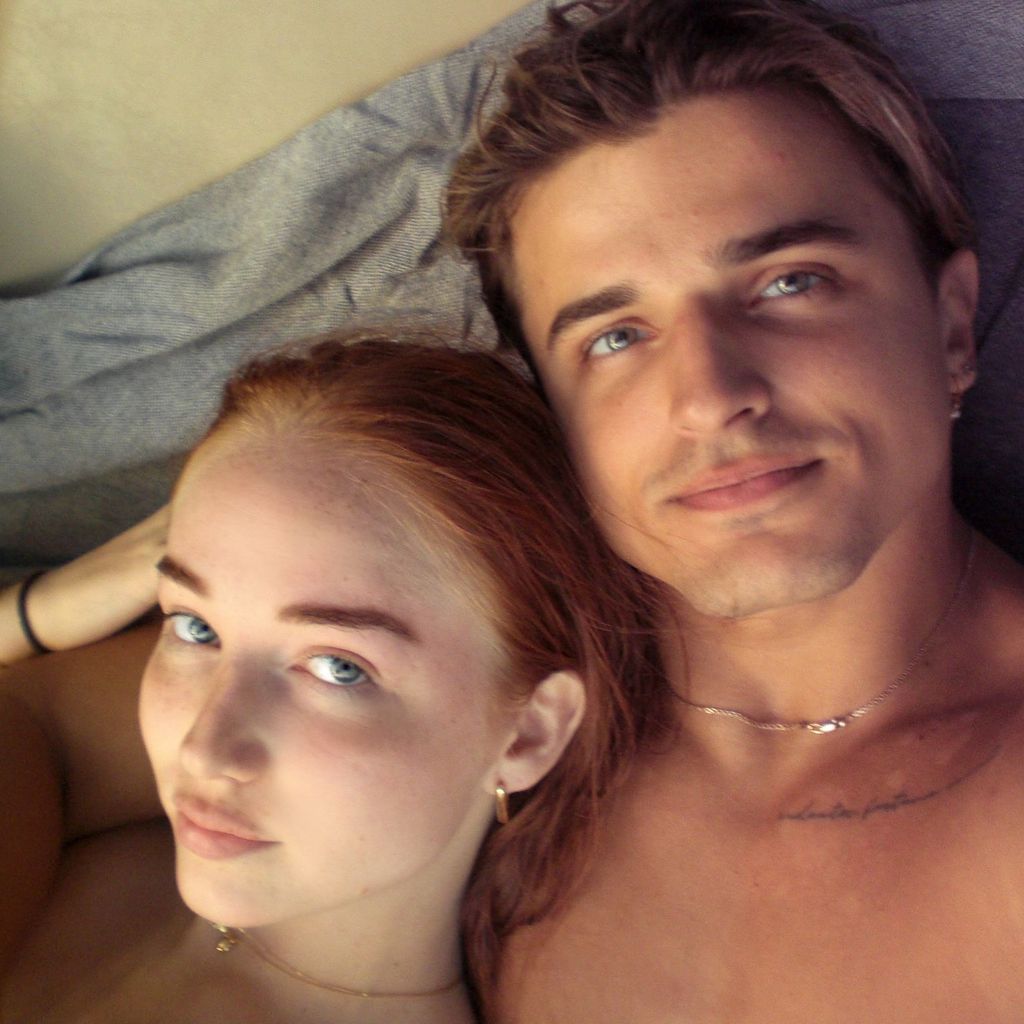 Nikita Kuzmin kuschelt mit Freundin Lauren Jaine im Bett