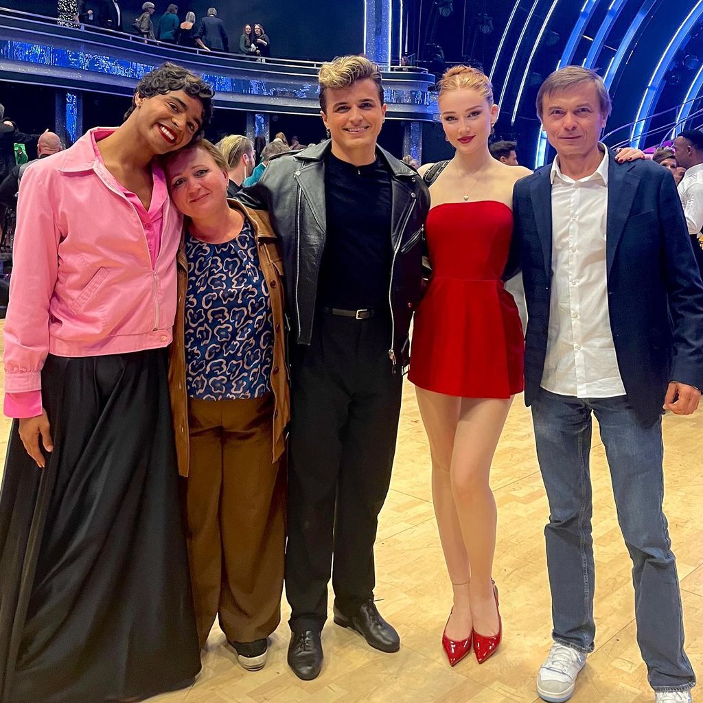 Nikita Kuzmin mit seiner Familie und Freundin Lauren Jaine