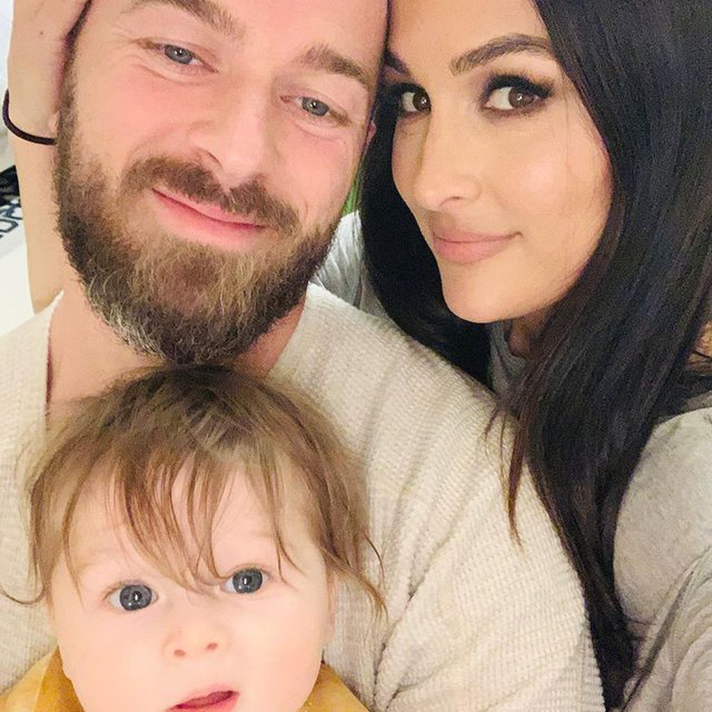 Nikki Bella mit ihrem Partner Artem und Sohn Matteo