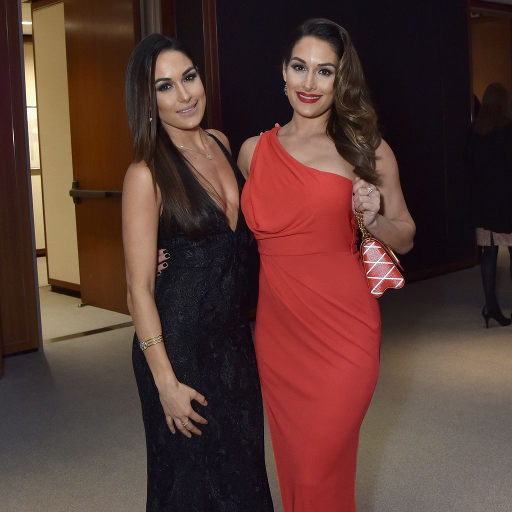 Brie Bella mit ihrer Schwester Nikki, Dezember 2015