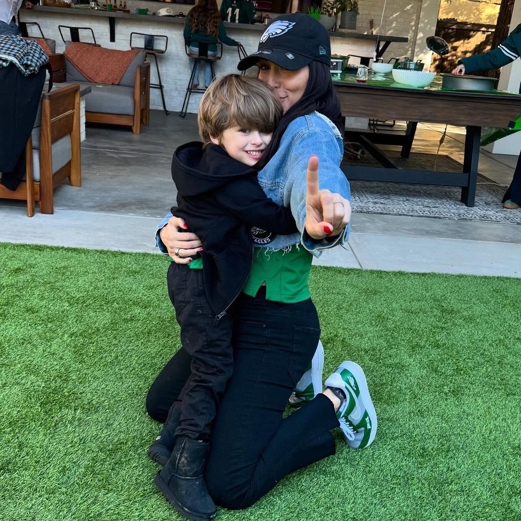 Nikki Bella mit ihrem Sohn Matteo