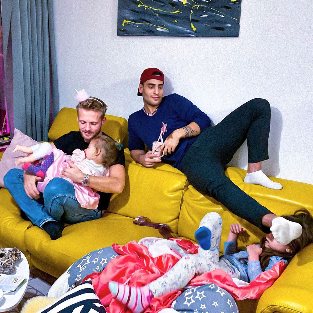 Die GZSZ-Stars Niklas Osterloh und Timur Ülker mit ihren Kids