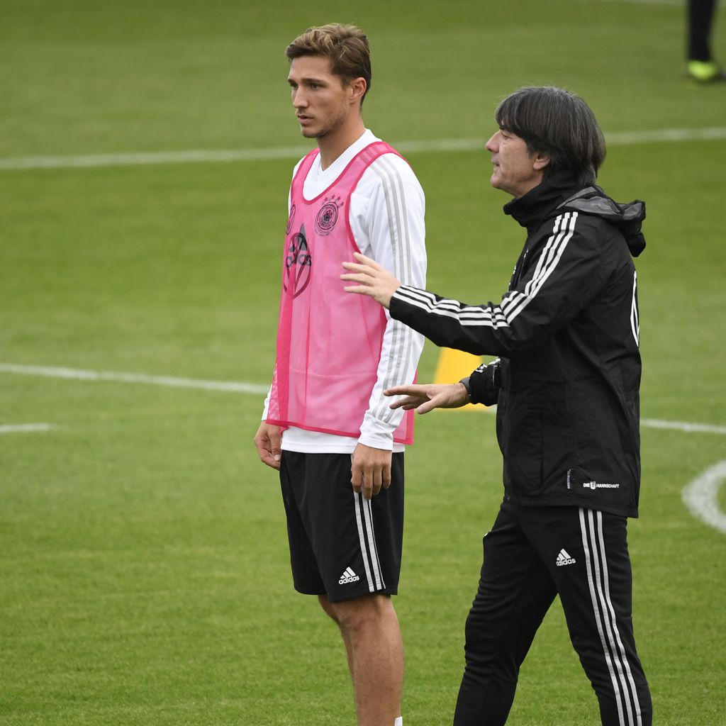 Niklas Stark und Joachim Löw beim DFB-Training