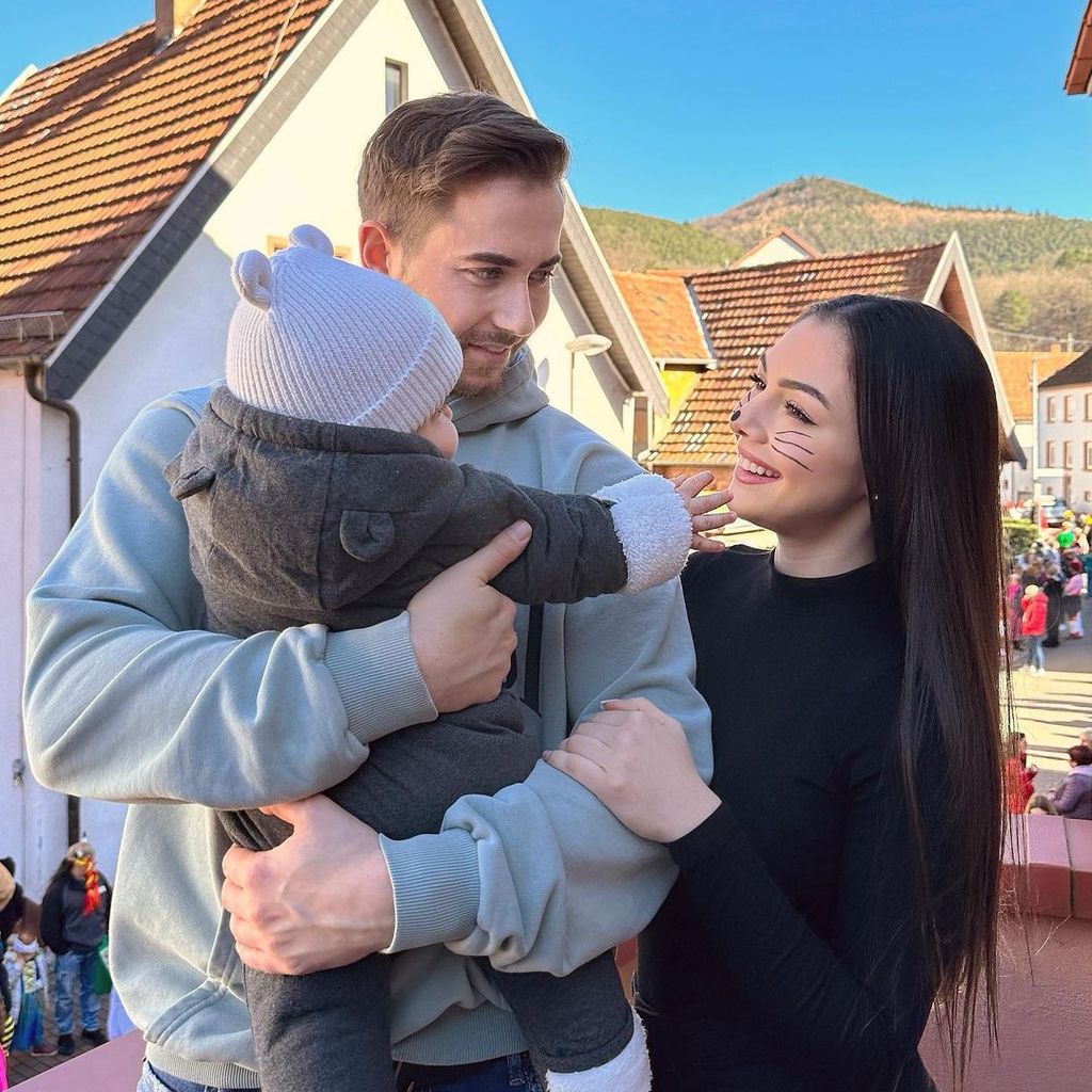 Niko Kronenbitter, Katharina Eisenblut und ihr Sohn im Februar 2023