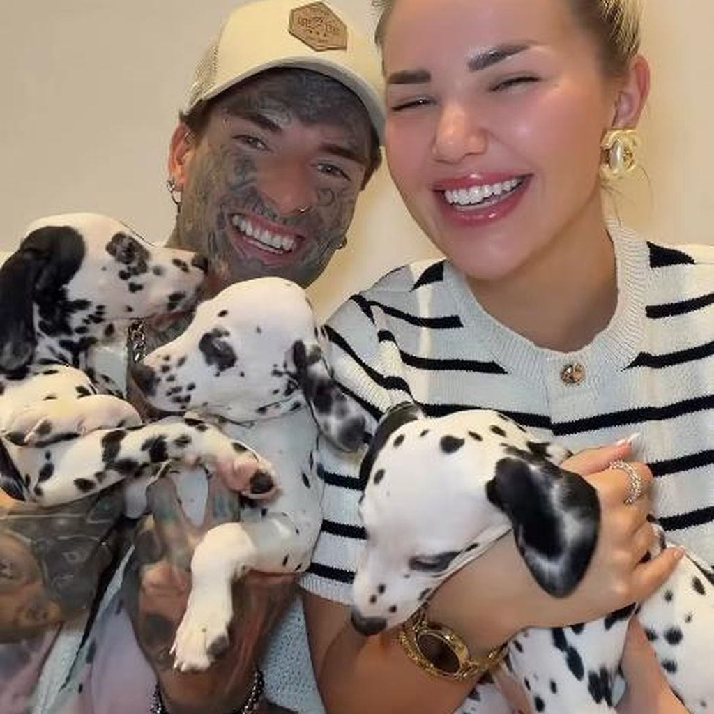 Nikola Glumac und Kim Virginia mit ihren drei Welpen, Oktober 2025