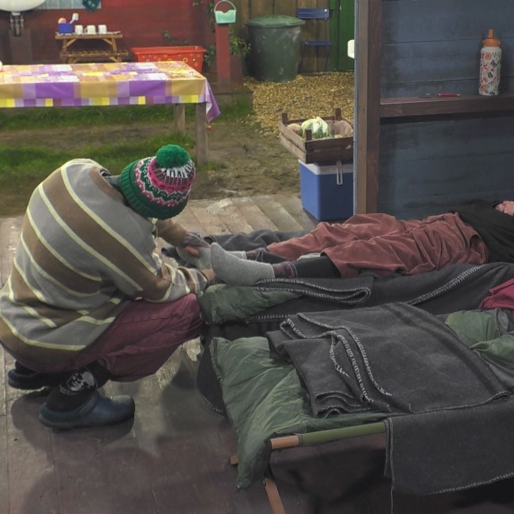 Nikola Grey massiert Anouschka Renzis Füße bei "Promi Big Brother"
