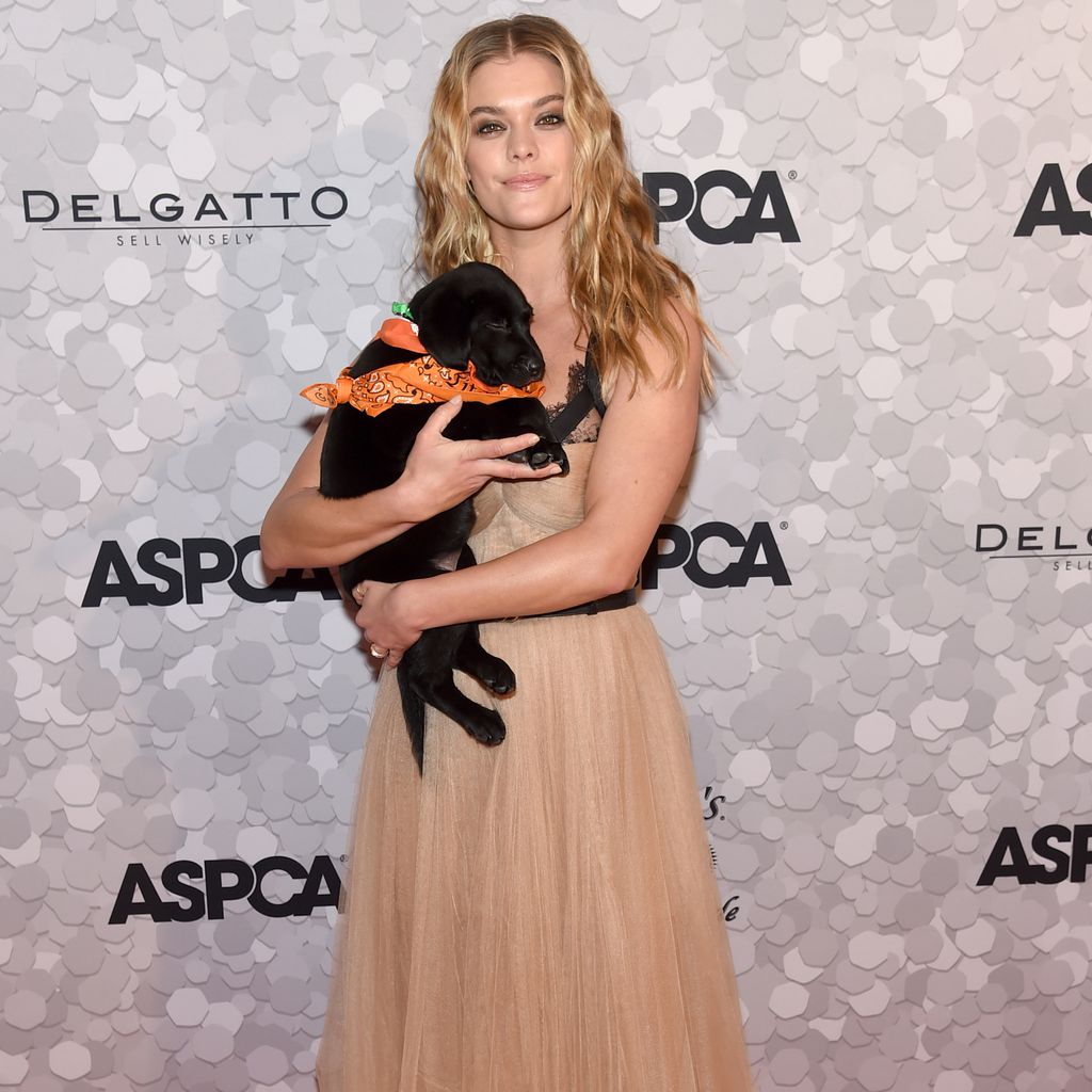 Nina Agdal und Labrador Ted