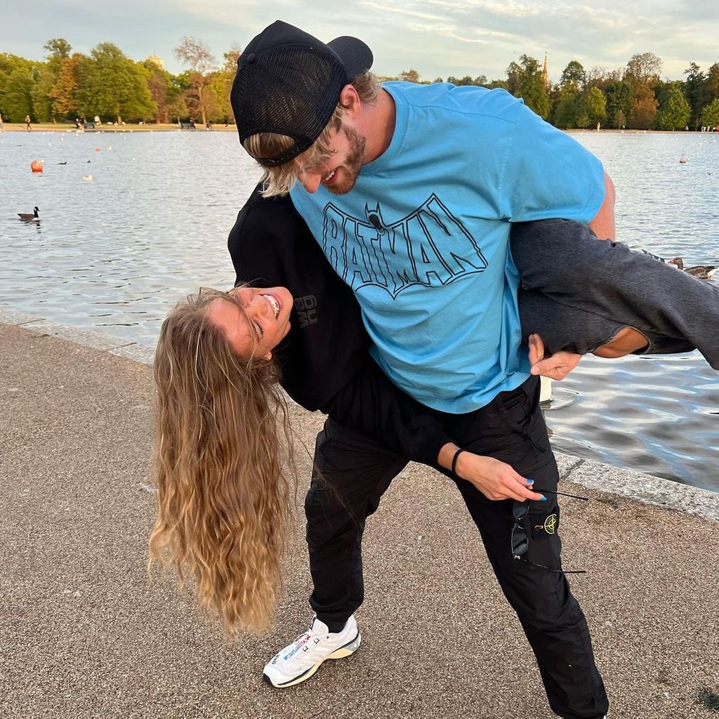 Nina Agdal mit ihrem Partner Logan Paul