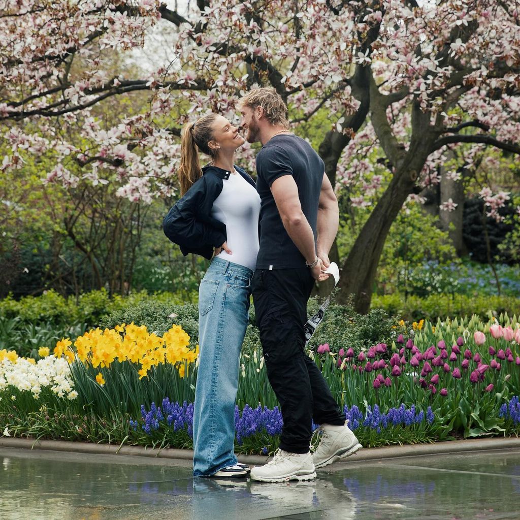 Nina Agdal und Logan Paul im April 2024