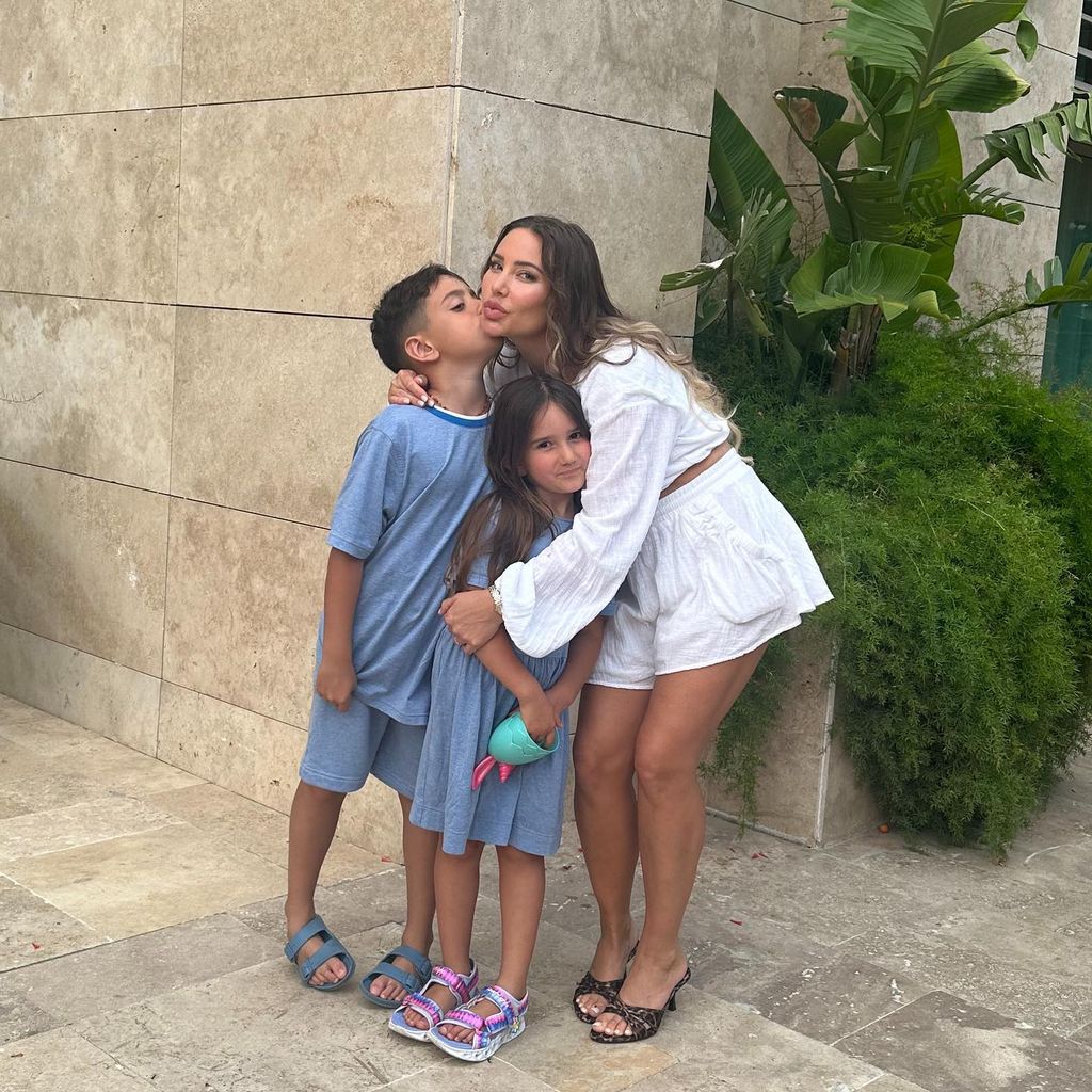 Nina Anhan mit ihren Kindern Noah und Aliyah