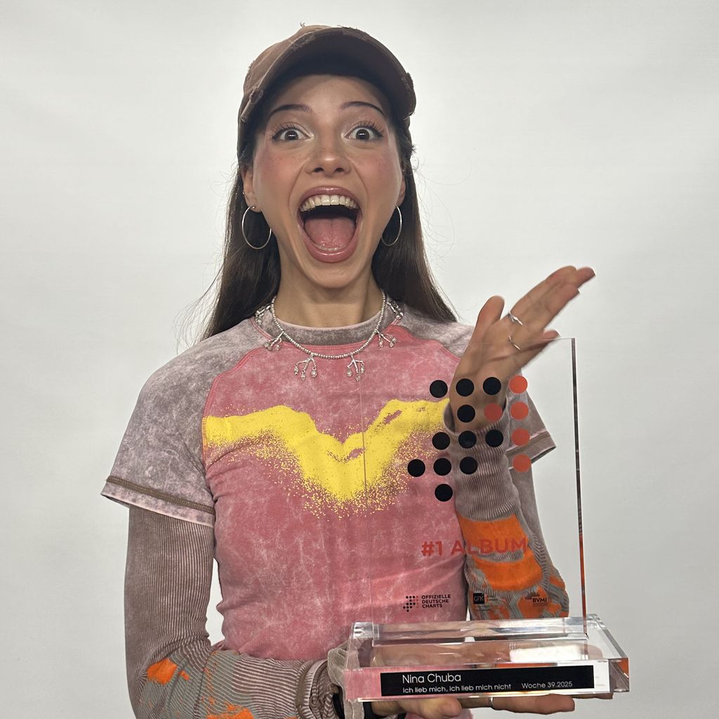 Nina Chuba mit dem "Nummer 1 Award" der Offiziellen Deutschen Charts, 2025