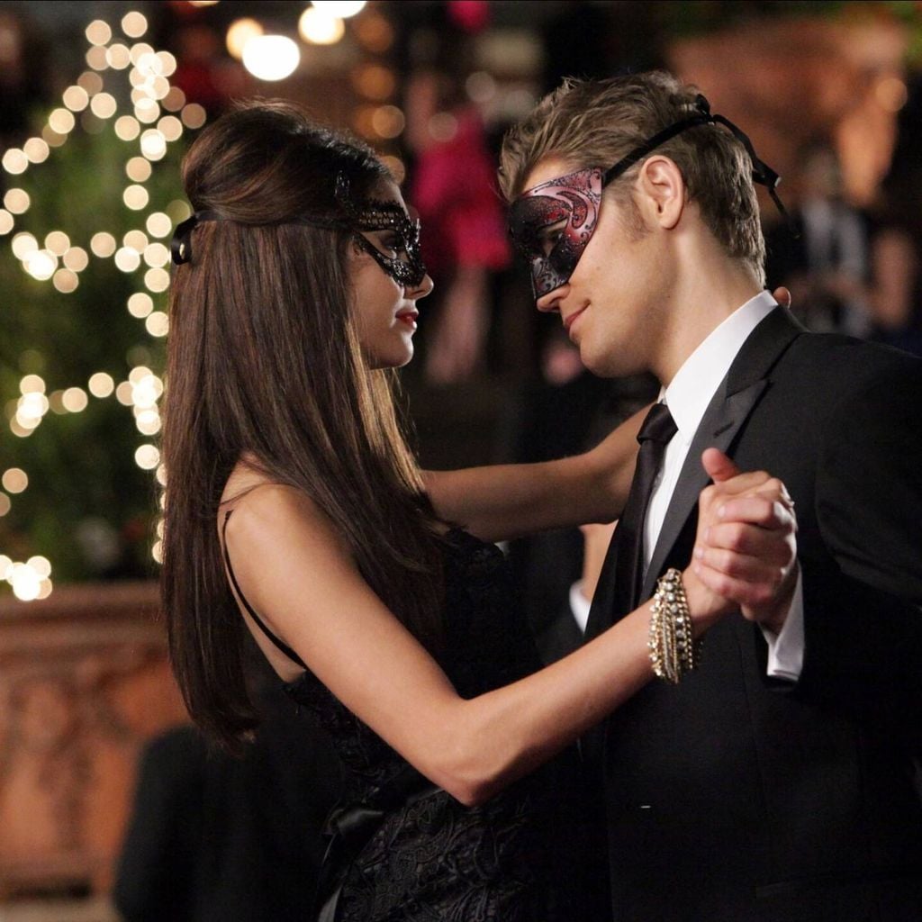 Nina Dobrev und Paul Wesley beim Maskenball in "The Vampire Diaries", Staffel 2, Episode "Masquerade"