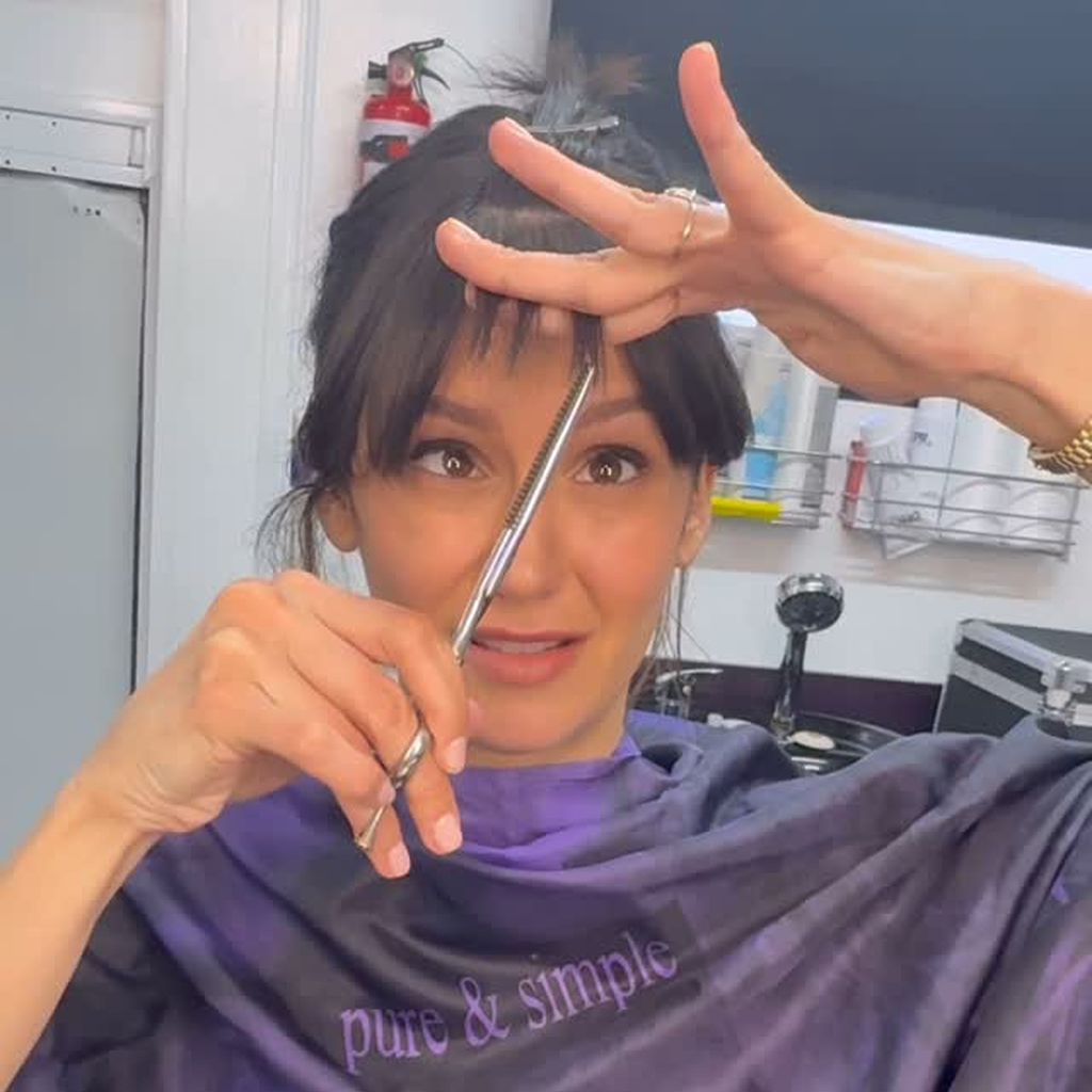 Nina Dobrev schneidet ihre Pony-Frisur