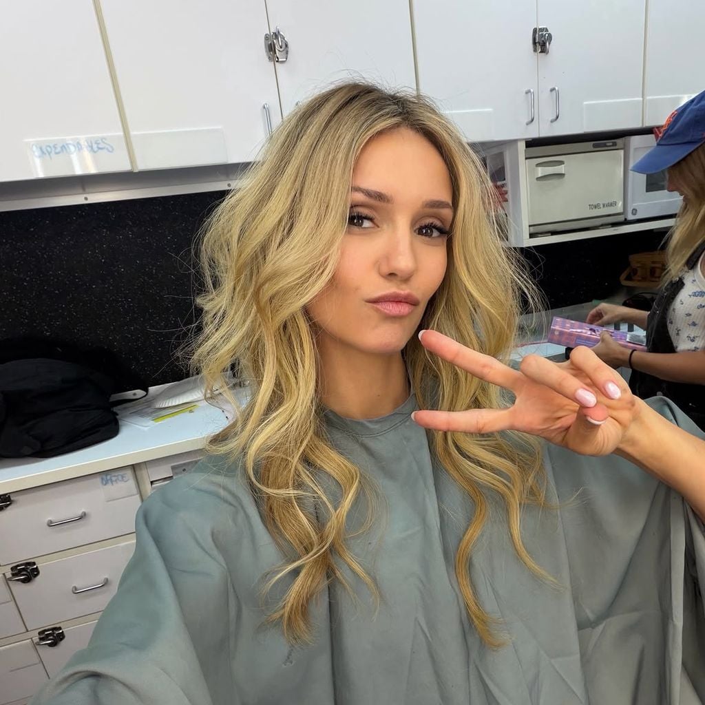 Nina Dobrev mit blonden Haaren