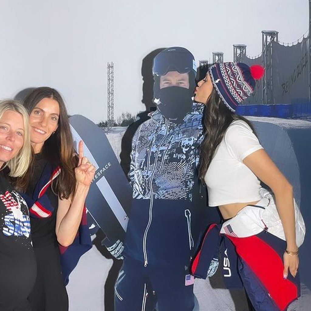 Nina Dobrev (r.) mit zwei Freundinnen und einem Shaun-White-Pappaufsteller