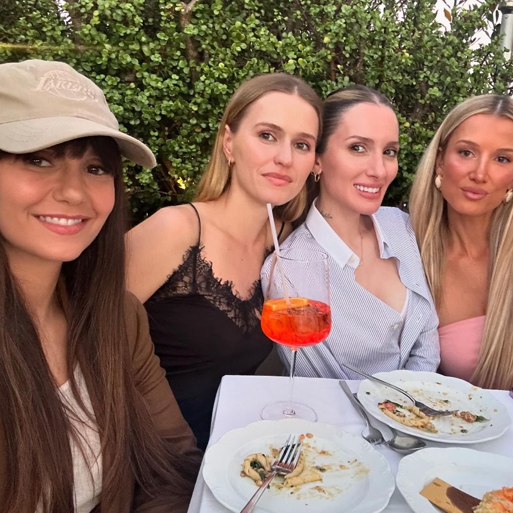 Nina Dobrev und drei Freundinnen im Juli 2024