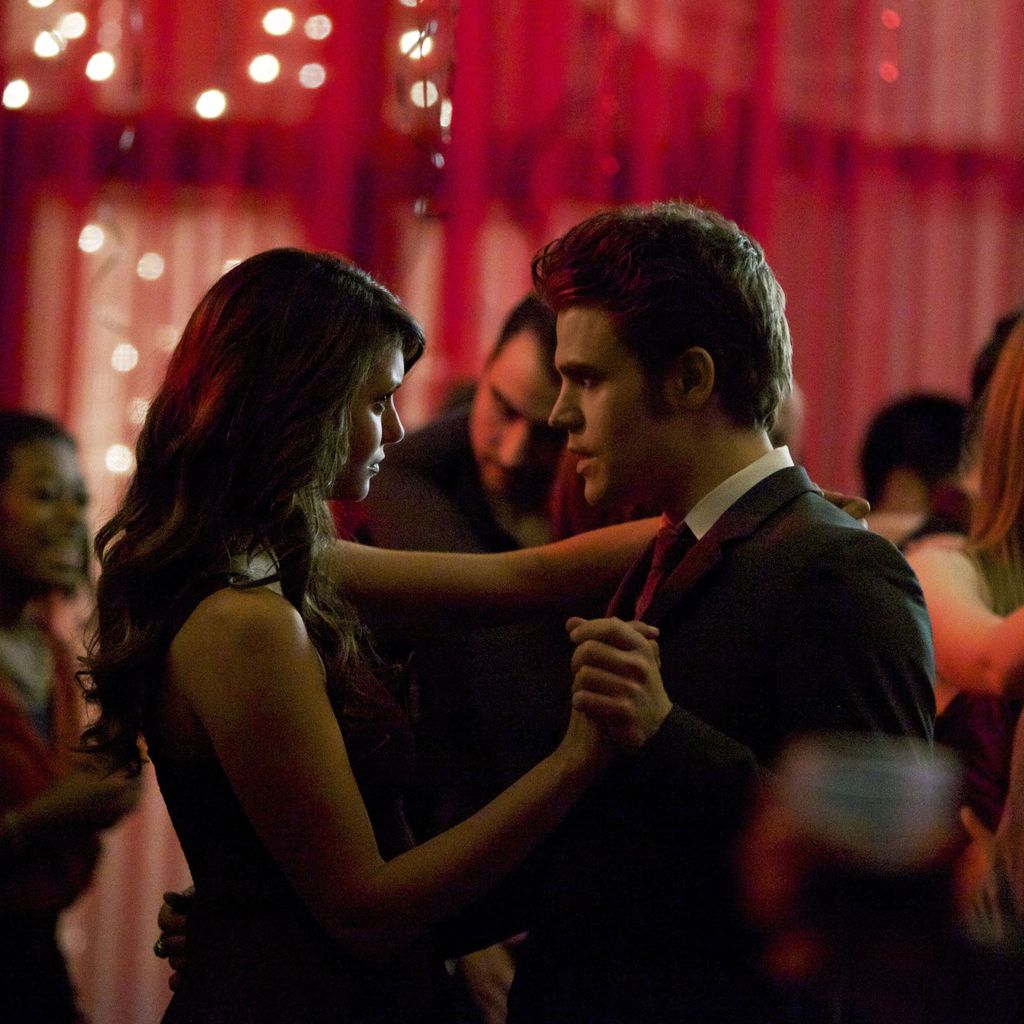 Nina Dobrev und Paul Wesley als Elena und Stefan in "The Vampire Diaries"