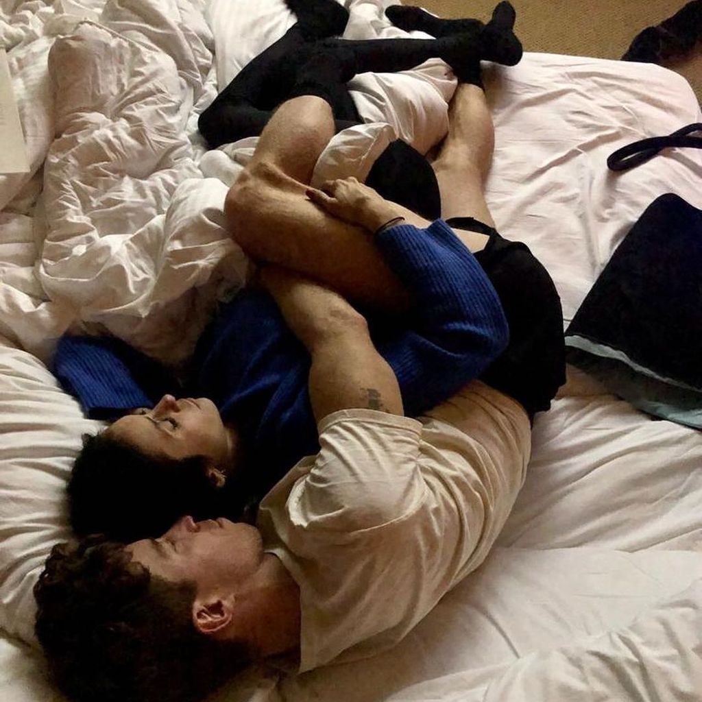 Nina Dobrev und Shaun White im Bett