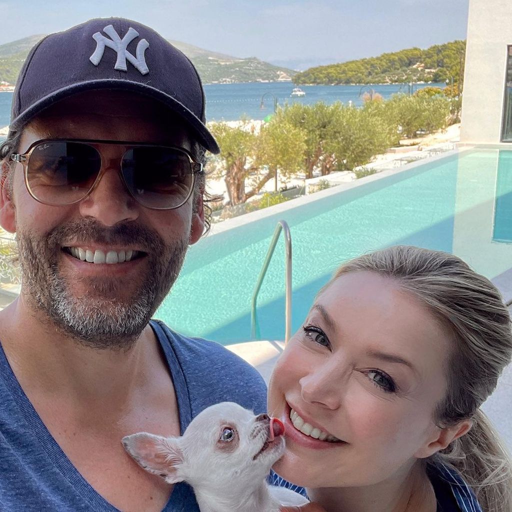 Nina Ensmann mit ihrem Partner und Hündin Cookie