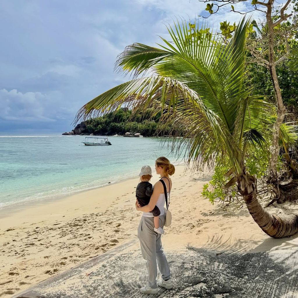 Nina Ensmann und ihr Kind auf den Seychellen, Weihnachten 2025