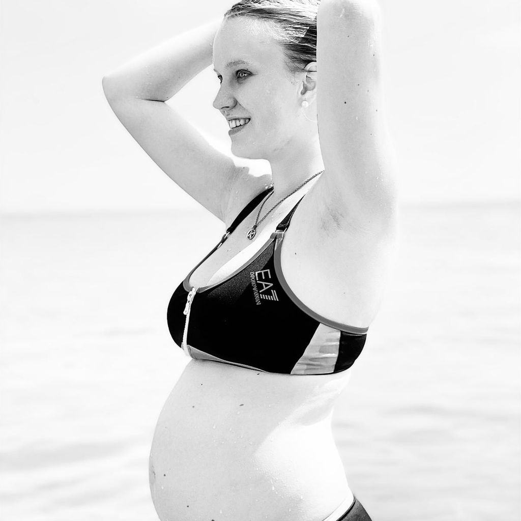 Schwangere Nina König im Meer