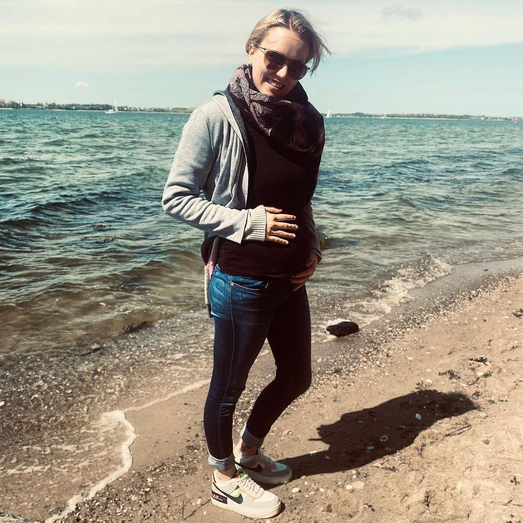 Nina König mit Babybauch am Strand