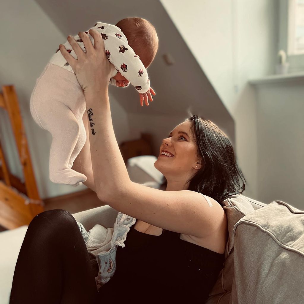 Nina König mit ihrem Baby, Dezember 2021