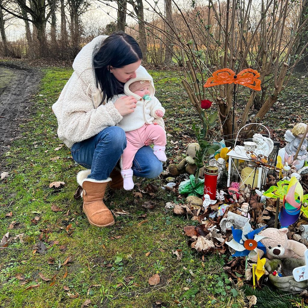 Nina König mit ihrer Tochter am Grab ihres Sternenkindes