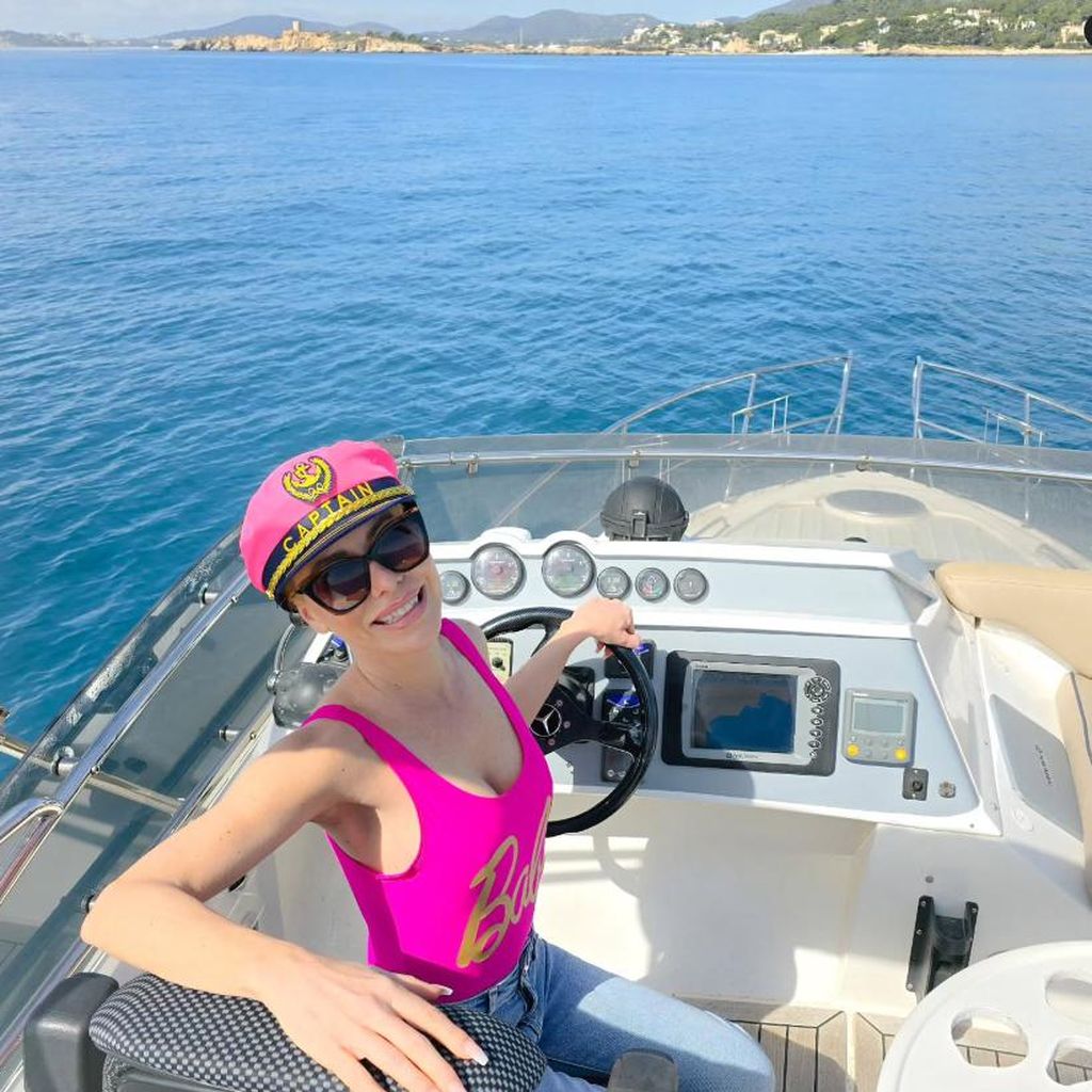 Nina Kristin auf ihrem Boot