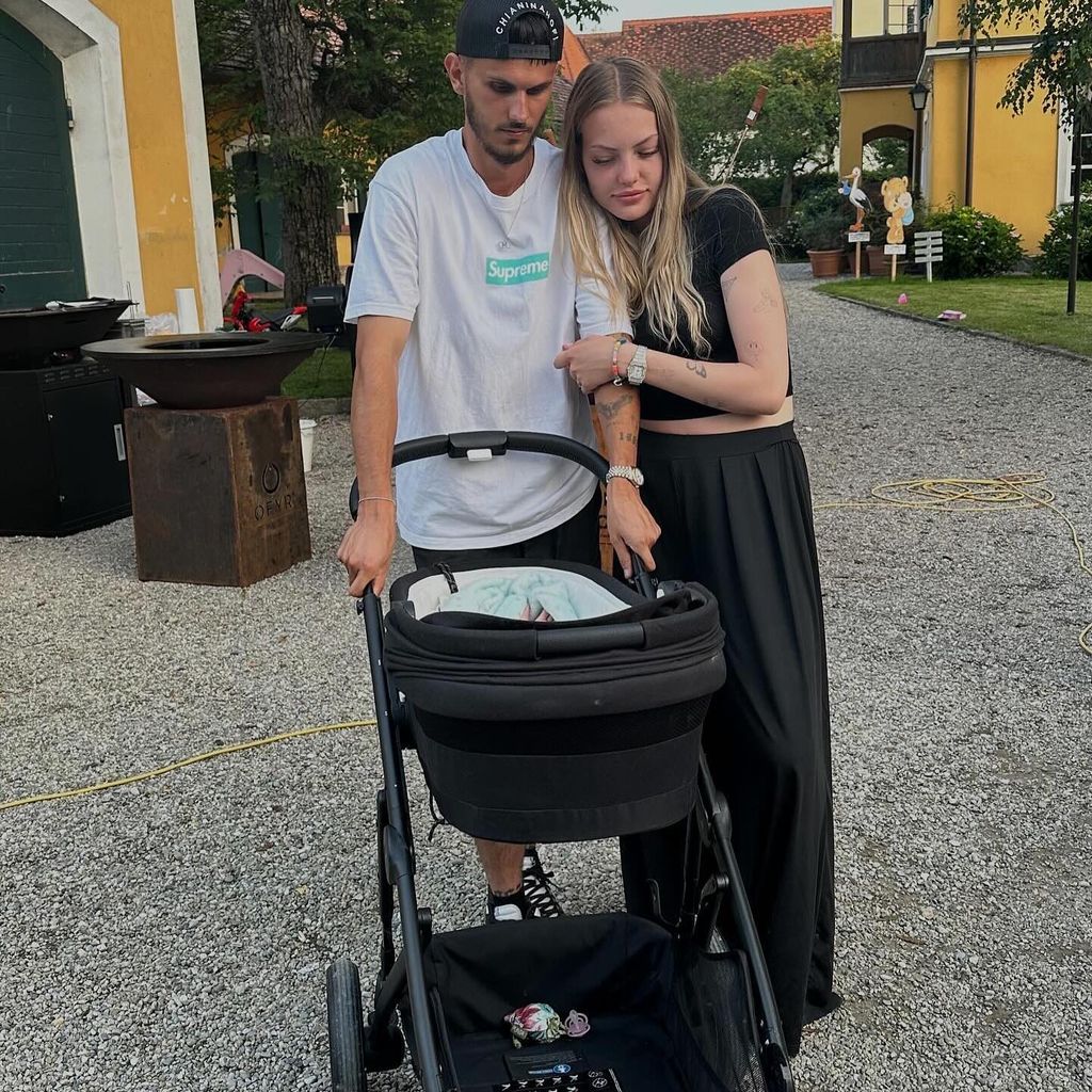 Nino Sifkovits und Cheyenne Ochsenknecht mit Sohnemann Matteo