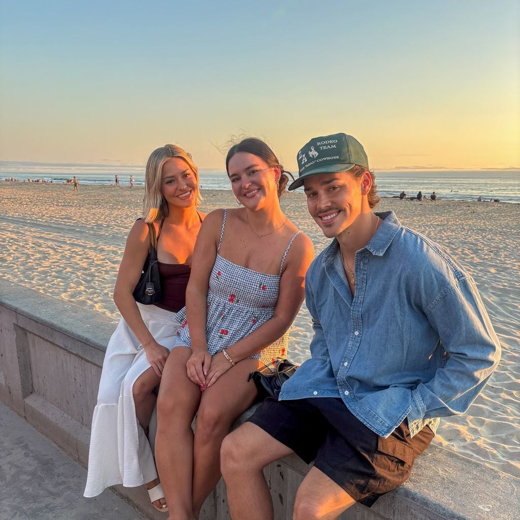 Noah Beck mit seinen Schwestern Tatum (l.) und Haley (m.)