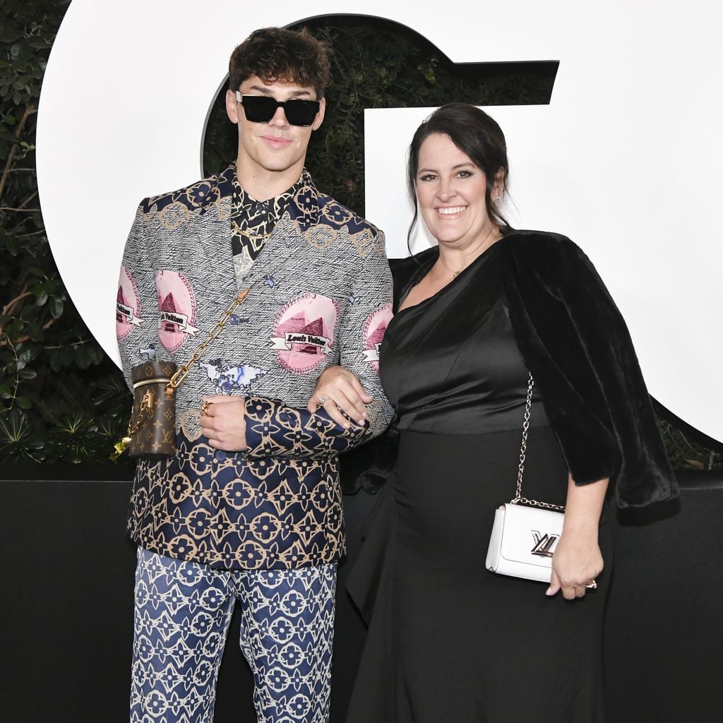 Noah Beck mit seiner Mutter Amy Beck bei der GQ Men of the Year Celebration in West Hollywood, 2021