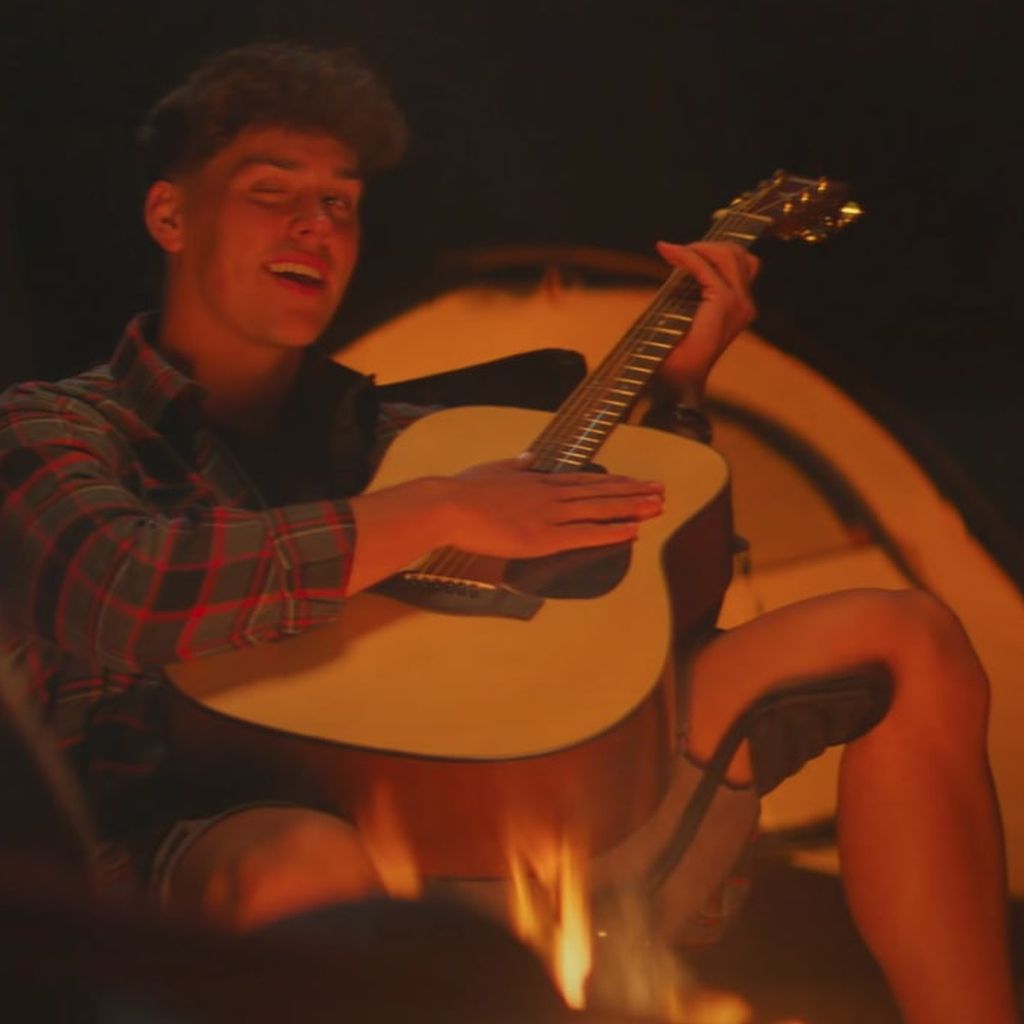 Noah Beck und Xowie Jones in Machine Gun Kellys Musikvideo zu "Love Race"
