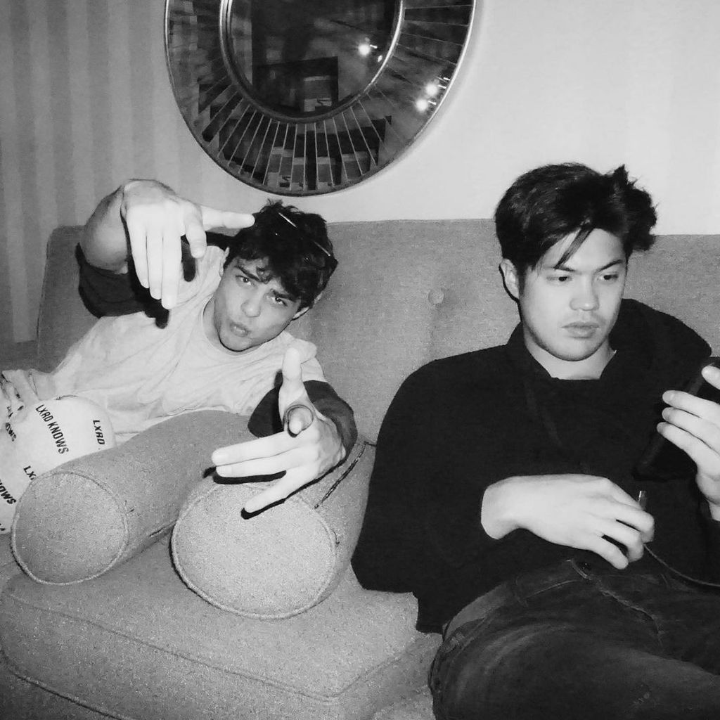 Noah Centineo und Ross Butler am Set von "To All the Boys: Always and Forever"
