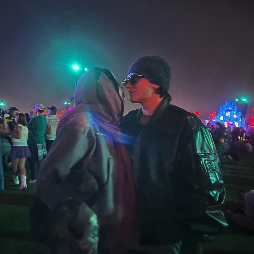 Noah Cyrus mit ihrem Verlobten Pinkus