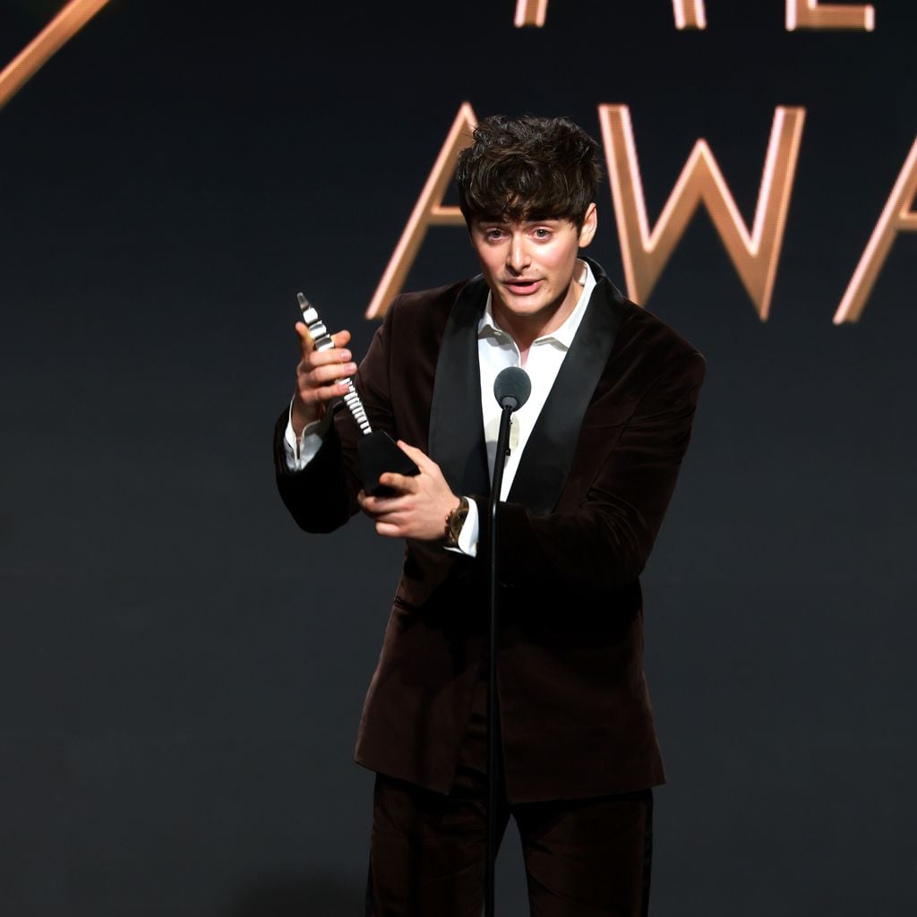 Noah Schnapp nimmt bei den 37. GLAAD Media Awards im Beverly Hilton einen Preis entgegen