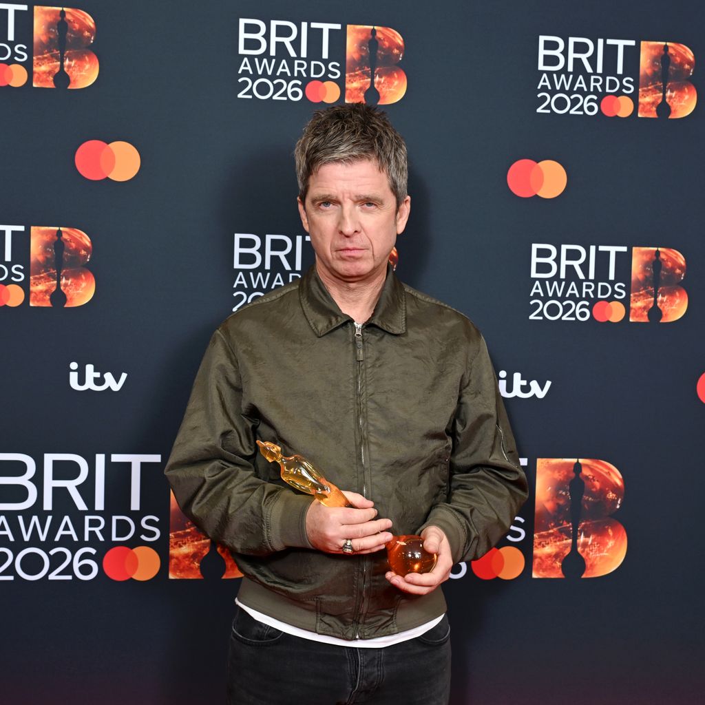 Noel Gallagher mit dem Preis "Songwriter of the Year" bei den Brit Awards 2026 in Manchester