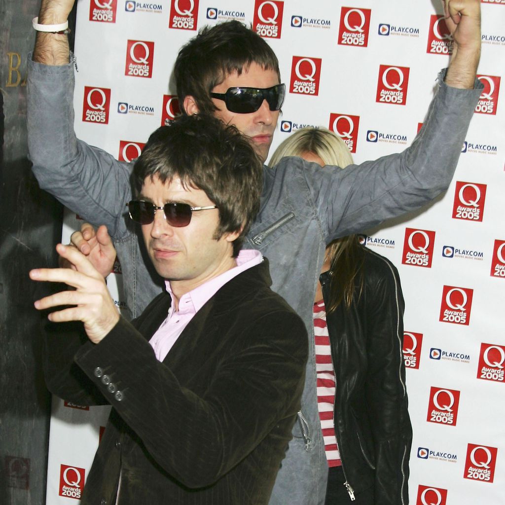 Noel und Liam Gallagher posieren für die Fotografen