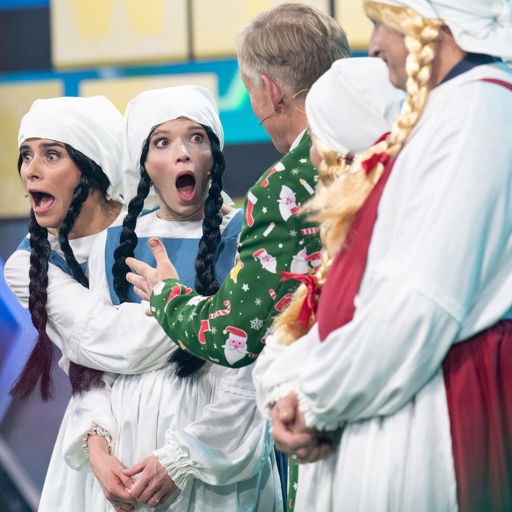 Nora Tschirner und Karoline Herfurth in der "Dalli Dalli - die Weihnachtsshow", 2022