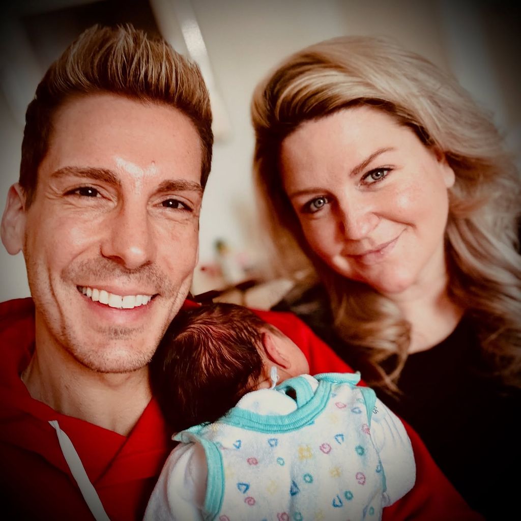 Norman Langen und Verena mit ihrem Neugeborenen, Dezember 2024