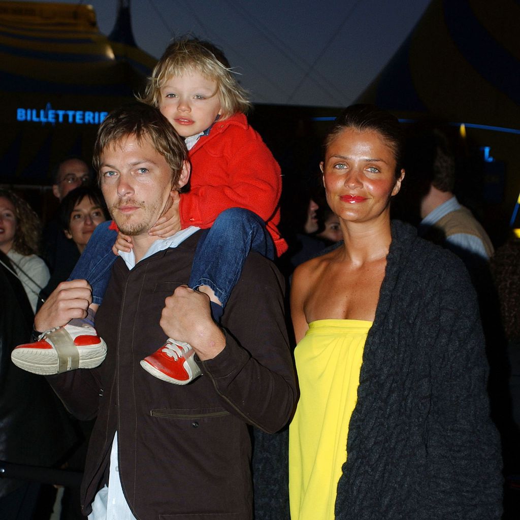 Norman Reedus mit Helena Christensen und Sohn Mingus im Jahr 2003