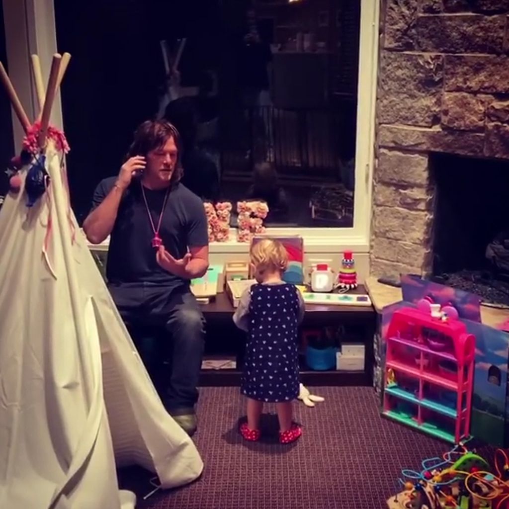 Norman Reedus mit seiner Tochter im November 2020