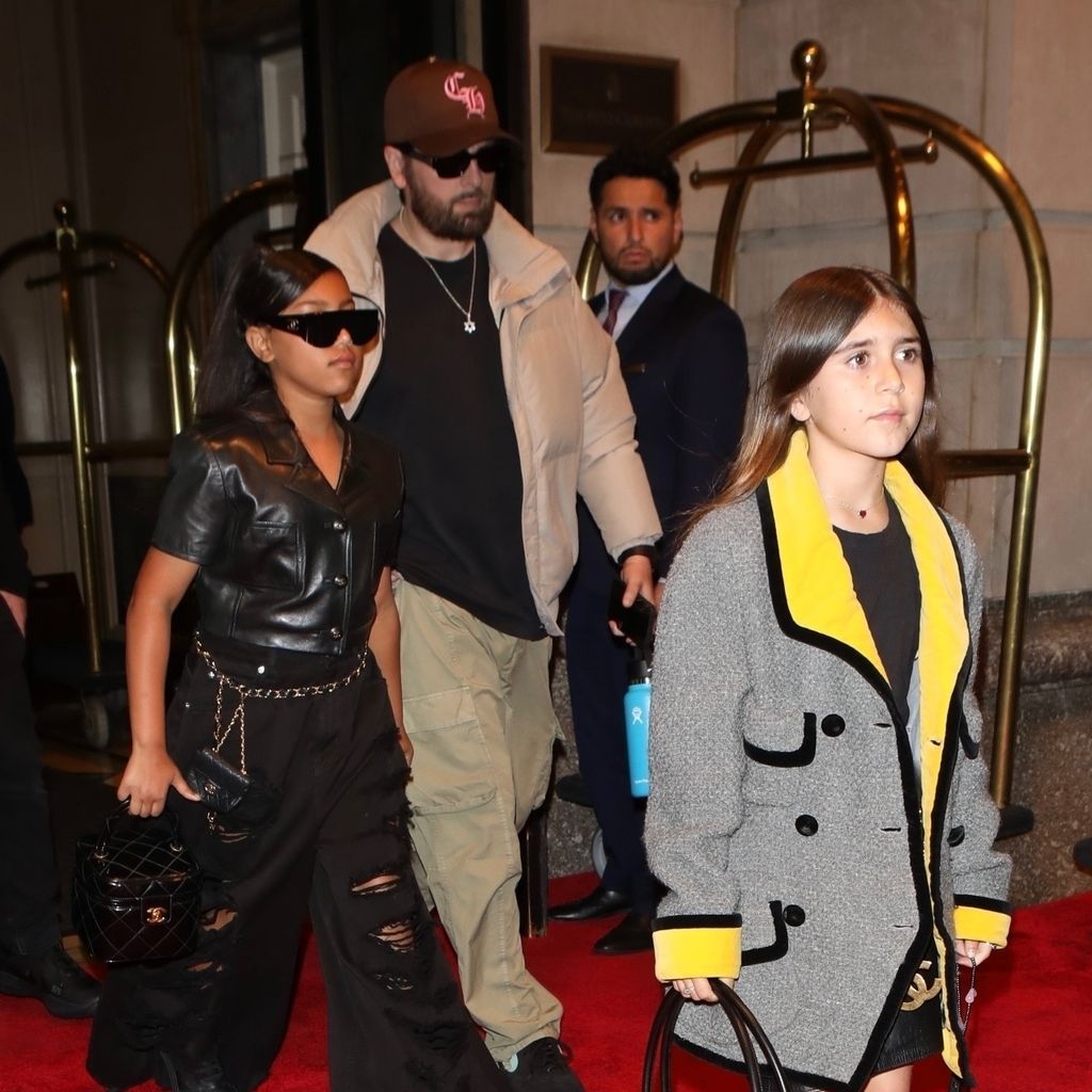 North West mit Scott und Penelope Disick im April in New York