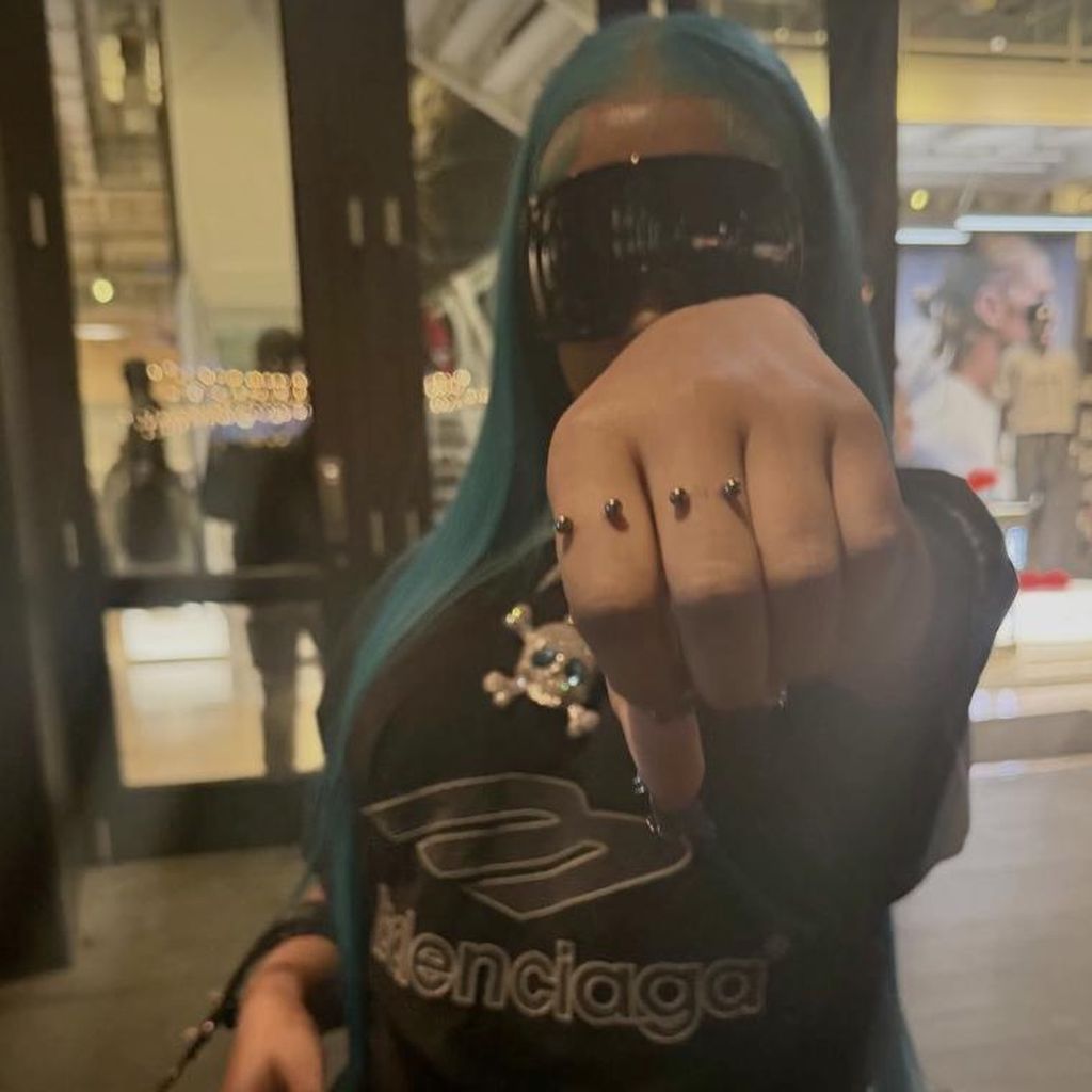 North West zeigt ihre Fingerpiercings