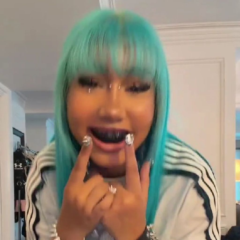 North West zeigt ihre Grills und Gesichtspiercings auf TikTok