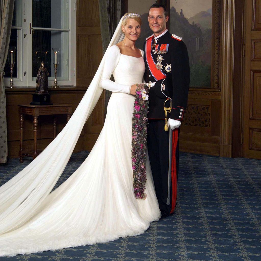 Haakon und Mette-Marit nach ihrer Trauung im Osloer Dom am 25. August 2001