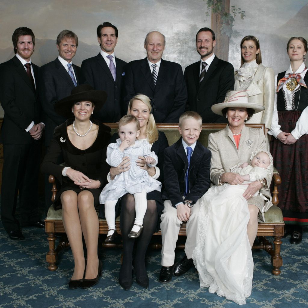 Royal Family vor der Taufe von Prinz Sverre Magnus 2006, Mette-Marits Bruder Espen Hoiby (hintere Reihe, 2.v.l.)