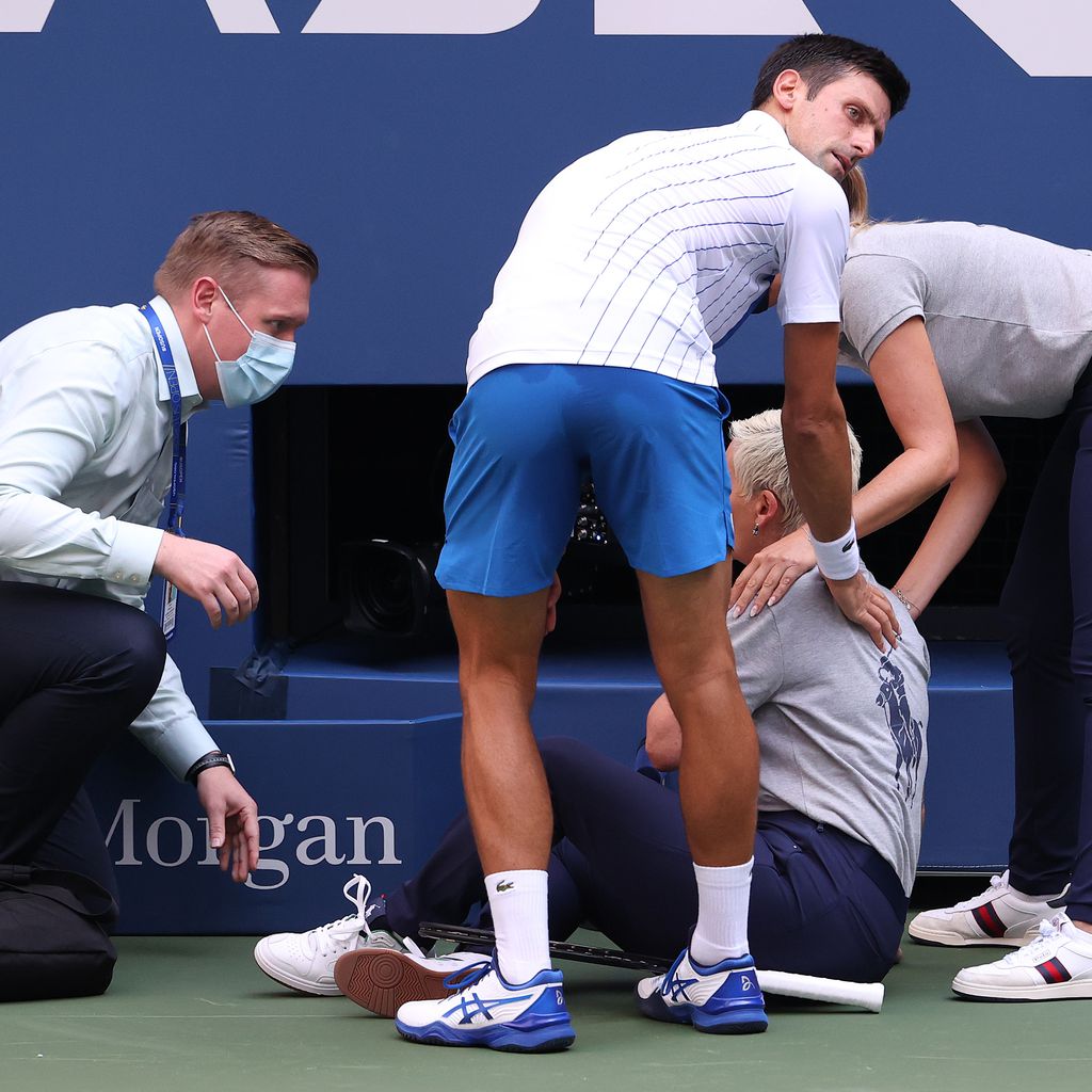 Novak Djokovic mit einer verletzten Linienrichterin bei den US Open 2020