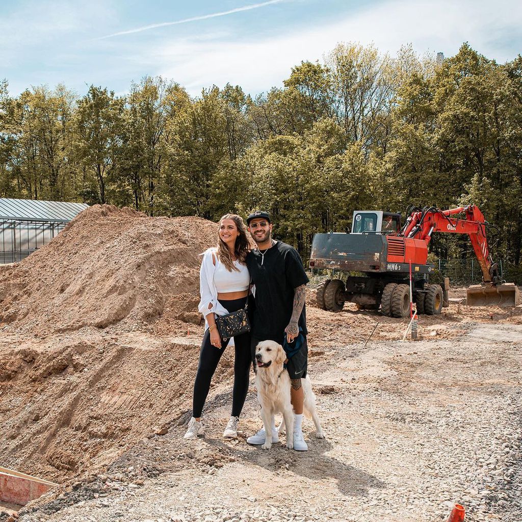 Novalanalove mit ihrem Ehemann Pouya und ihrem gemeinsamen Hund Oreo